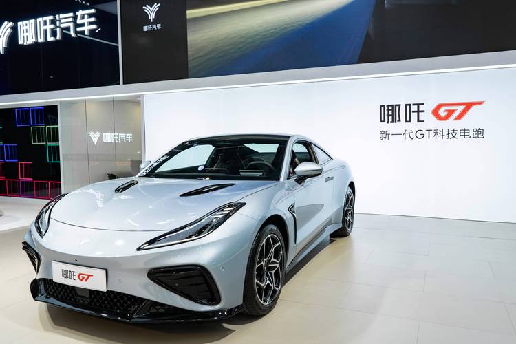 重庆113哪吒汽车在智能汽车领域的表现，领途汽车在新能源汽车市场中的影响力